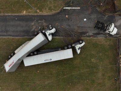 Potret Mobil-mobil di Tennessee AS Rusak Disapu Tornado