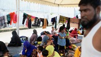Para pengungsi ditempatkan di tenda sementara dengan hanya penutup atas dan beralas terpal.
