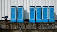 Sebanyak 6 kamar mandi portabel disiapkan untuk fasilitas sanitasi.