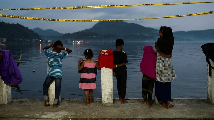 Potret Penampungan Sementara Pengungsi Rohingya di Sabang Aceh Rohingya Muslim refugees are seen at a port warehouse that is used as temporary shelter, in Sabang, Aceh province, Indonesia, December 8, 2023. REUTERS/Riska Munawarah