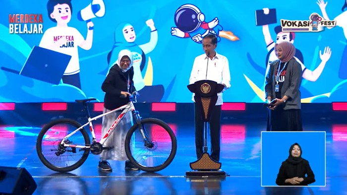 Presiden Joko Widodo bagi-bagi sepeda saat pembukaan Vokasifest x Festival Kampus Merdeka