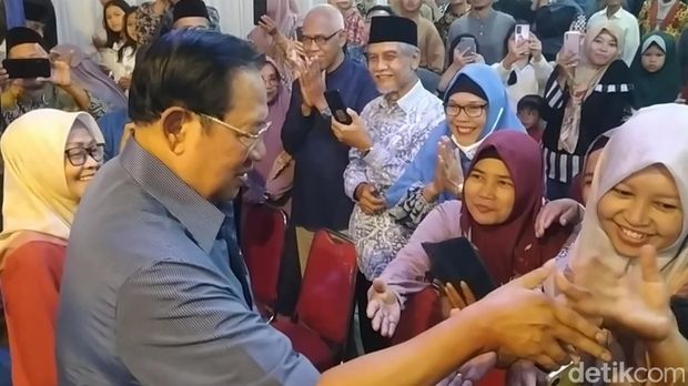 Presiden ke-6 Susilo Bambang Yudhoyono (SBY) di Dusun Manggoran, Desa Bondowoso, Kecamatan Mertoyudan, Kabupaten Magelang, Senin (11/12/2023).