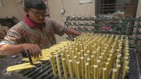 Pekerja memproduksi lilin di rumah produksi Natureline, Candi, Ampel, Boyolali, Jawa Tengah, Senin (11/12/2023).