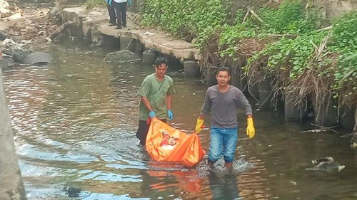 Proses evakuasi jenazah bule Kanada yang ditemukan tewas di sungai sebelah timur Bayshore Villa, Desa Nyuhtebel, Kecamatan Manggis, Kabupaten Karangasem, Bali, Senin (11/12/2023). (Foto: Dok. Polres Karangasem)