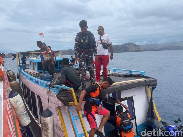 Proses evakuasi penumpang Kapal Rokatenda Express yang mati mesin di perairan Ende, NTT.