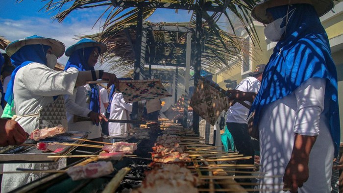 Rekor MURI bakar sate ikan tuna terbanyak di Tidore Kepulauan Kepala Kelurahan Tomalou Janhar Rabo memperlihatkan piagam penghargaan sajian sate ikan tuna terbanyak di Kampung Nelayan Tomalou, Kota Tidore Kepulauan, Maluku Utara, Senin (11/12/2023). Pemecahan rekor sate ikan terbanyak dengan jumlah 26.000 tusuk ikan tuna itu selain mendorong gerakan masyarakat makan ikan untuk mencegah stunting, juga merupakan rangkaian kegiatan Hari Nusantara yang berlangsung pada 13 Desember 2023. ANTARA FOTO/Andri Saputra/Spt.