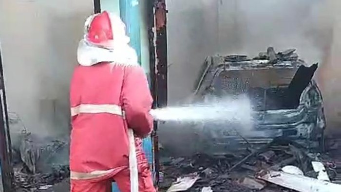 Rumah yang terbakar gegara korsleting mesin mobil di Banyuwangi.