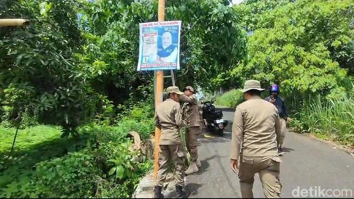 Satpol PP Parepare tertibkan APK di area terlarang.