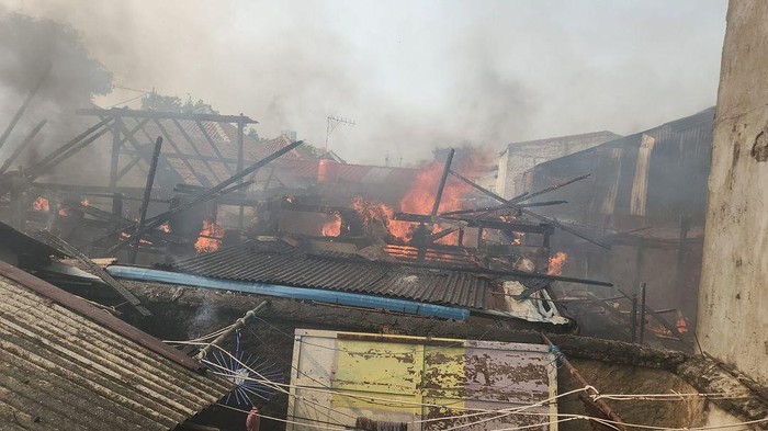 Satu unit rumah di Rawamangun, Jakarta Timur (Jaktim) dilanda kebakaran (IG @humasjakfire)