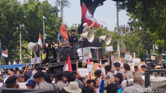 Sejumlah orang menggelar unjuk rasa di depan Gedung Balai Kota DKI Jakarta. Lalu lintas Jalan Medan Merdeka Selatan, Jakarta Pusat (Jakpus), terpantau macet. (Brigitta Belia/detikcom)