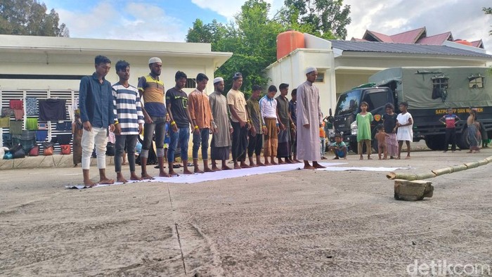Sejumlah pengungsi Rohingya melaksanakan Salat Ashar berjamaah di halaman Balai Meuseraya Aceh.