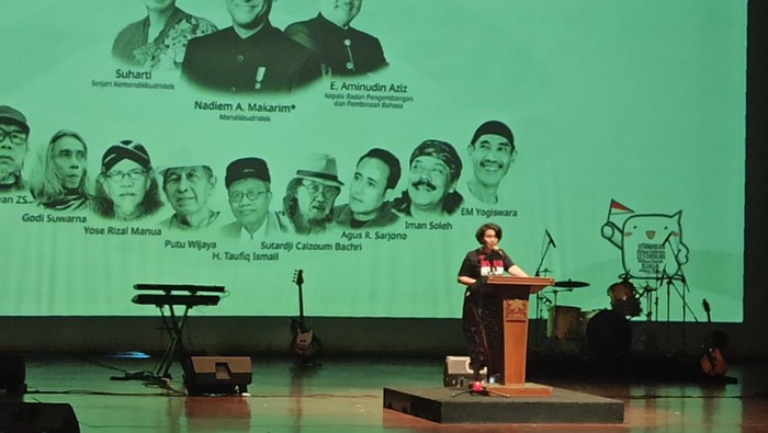 Sekjen Kemendikbud, Suharti ikut sampaikan puisi dalam pembukaan Pentas Karya Komunitas Sastra