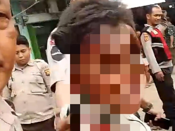 Seorang remaja merengek saat diamankan karena terlibat tawuran