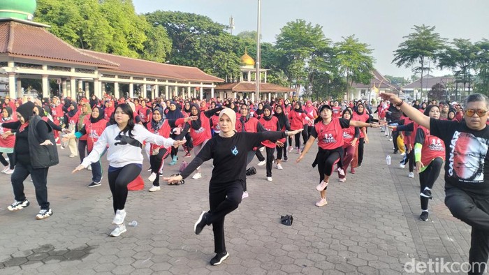 Siti Atikoh Ganjar senam Sicita di Serang, Barengn ditermai Hasto Kritiyanto dan Ima Mahdiah.
