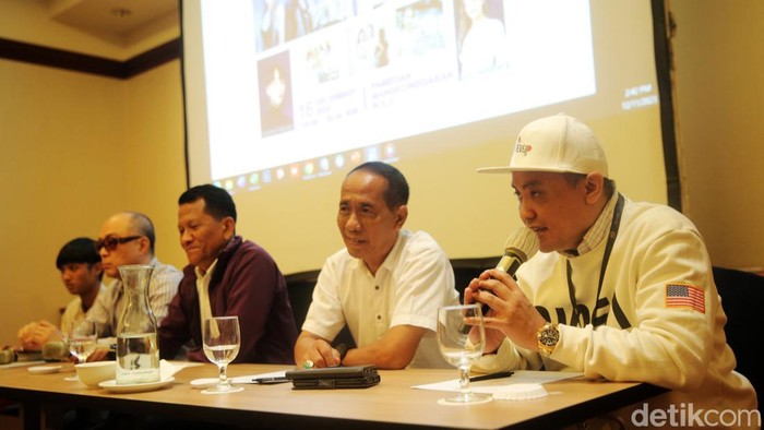 Harry Koko Santoso Deteksi Production berserta panitia penyelanggara Konser musik bertajuk 'Solo 1st Popcorn Soft K-pop Concert Project' saat memberikan keterangan pers di Jakarta, Senin (11/12/2023).  Konser musik bertajuk 'Solo 1st Popcorn Soft K-pop Concert Project' rencananya akan digelar pada 16 Desember 2023 di Pamedaan Mangkunegaran Solo. Acara tersebut diadakan dalam rangka memperingati Persahabatan 50th Indonesia - Korea.