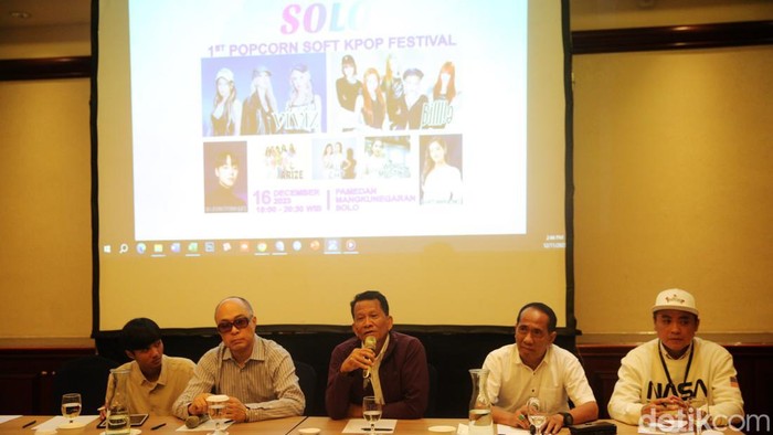 Solo 1st Popcorn Soft K-pop Concert Project Segera Digelar Harry Koko Santoso Deteksi Production berserta panitia penyelanggara Konser musik bertajuk 'Solo 1st Popcorn Soft K-pop Concert Project' saat memberikan keterangan pers di Jakarta, Senin (11/12/2023). Konser musik bertajuk 'Solo 1st Popcorn Soft K-pop Concert Project' rencananya akan digelar pada 16 Desember 2023 di Pamedaan Mangkunegaran Solo. Acara tersebut diadakan dalam rangka memperingati Persahabatan 50th Indonesia - Korea.