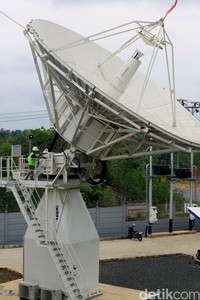 Satelit Republik Indonesia (Satria-1) sudah mencapai orbitnya dan dijadwalkan mulai operasional pada akhir Desember 2023. Inilah potret stasiun pengendali SATRIA-1 yang ada di Bumi.