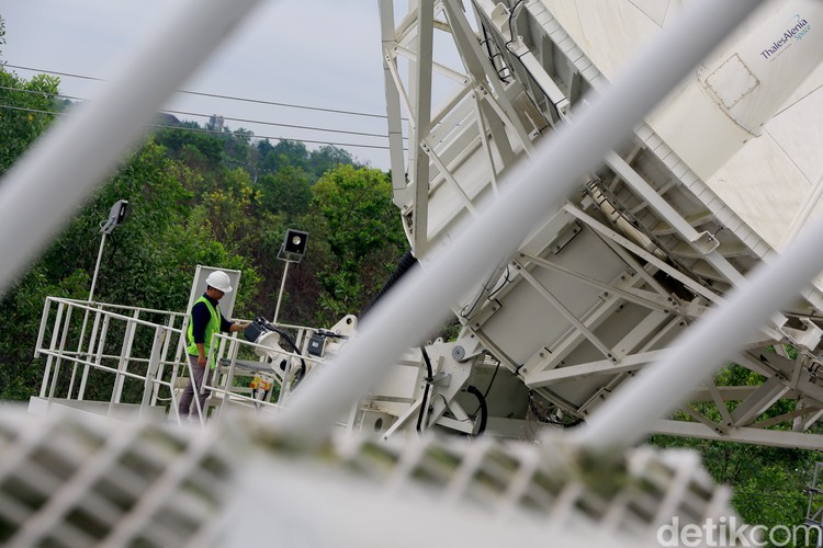 Satelit Republik Indonesia (Satria-1) sudah mencapai orbitnya dan dijadwalkan mulai operasional pada akhir Desember 2023. Inilah potret stasiun pengendali SATRIA-1 yang ada di Bumi.