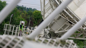 Satelit besutan perusahaan manufaktur antariksa Prancis, Thales Alenia Space (TAS) ini memiliki beberapa fitur yang mengagumkan. Berbeda dengan sembilan stasiun bumi lain yang hanya berfungsi sebagai gateway, sehingga hanya mempunyai sebuah antena besar. Stasiun bumi yang punya dua fungsi ini (Cikarang dan Banjarbaru) terlihat dari penggunaan dua buah antena besar di dalamnya. Di mana satu antena berfungsi untuk mengendalikan SATRIA-1, dan antena lainnya berfungsi untuk mengirim koneksi internet ke pengguna dan masyarakat.