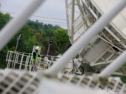FOTO: Stasiun Kendali Bumi Satria-1 yang Bakal Muluskan Tol Langit