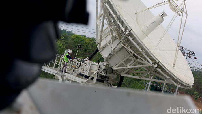 Satelit Republik Indonesia (Satria-1) sudah mencapai orbitnya dan dijadwalkan mulai operasional pada akhir Desember 2023. Inilah potret stasiun pengendali SATRIA-1 yang ada di Bumi.