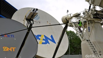 Selain menjadi pengendali, stasiun kendali yang ada di Banjarbaru ini pun berfungsi sebagai gateway, yang secara sederhana bisa dideskripsikan sebagai mengirimkan sambungan internet ke SATRIA-1 untuk kemudian diteruskan ke titik-titik penerima akses internet.