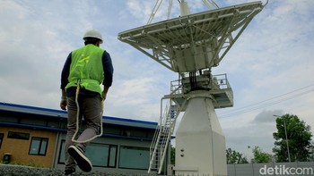 Stasiun kendali yang ada di Banjarbaru ini bersifat cadangan dari stasiun kendali utama yang ada di Cikarang, Jawa Barat. Stasiun pengendali ini bersifat back up. Jika stasiun pengendali utama di Cikarang mengalami gangguan, pengendaliannya akan dilakukan dari stasiun Banjarbaru.