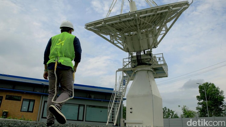 Satelit Republik Indonesia (SATRIA-1) sudah mencapai orbitnya dan dijadwalkan mulai operasional pada akhir Desember 2023. Inilah potret stasiun pengendali SATRIA-1 yang ada di Bumi.