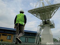 FOTO: Stasiun Kendali Bumi Satria-1 yang Bakal Muluskan Tol Langit