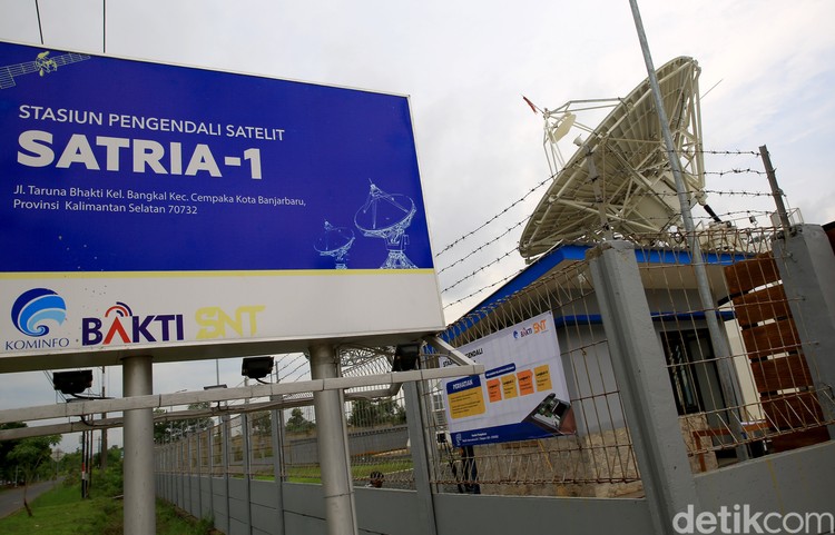 Satelit Republik Indonesia (Satria-1) sudah mencapai orbitnya dan dijadwalkan mulai operasional pada akhir Desember 2023. Inilah potret stasiun pengendali SATRIA-1 yang ada di Bumi.