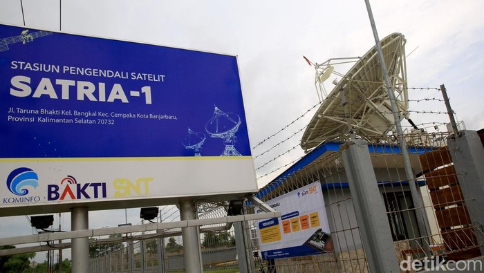 Satelit Republik Indonesia (Satria-1) sudah mencapai orbitnya dan dijadwalkan mulai operasional pada akhir Desember 2023. Inilah potret stasiun pengendali SATRIA-1 yang ada di Bumi.