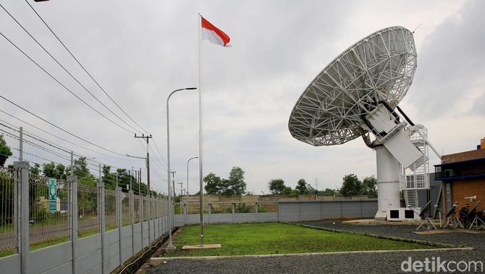 Satelit Republik Indonesia (Satria-1) sudah mencapai orbitnya dan dijadwalkan mulai operasional pada akhir Desember 2023. Inilah potret stasiun pengendali SATRIA-1 yang ada di Bumi.