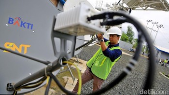 Petugas memeriksa antena penyalur sambungan internet yang akan diterima oleh masyarakat di berbagai penjuru negeri, khususnya di sekitar wilayah Banjarmasin dan sekitarnya.