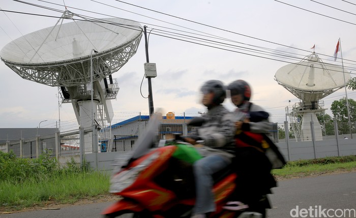 Satelit Republik Indonesia (Satria-1) sudah mencapai orbitnya dan dijadwalkan mulai operasional pada akhir Desember 2023. Inilah potret stasiun pengendali SATRIA-1 yang ada di Bumi.
