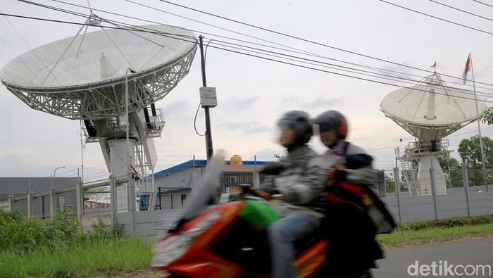 Satelit Republik Indonesia (Satria-1) sudah mencapai orbitnya dan dijadwalkan mulai operasional pada akhir Desember 2023. Inilah potret stasiun pengendali SATRIA-1 yang ada di Bumi.