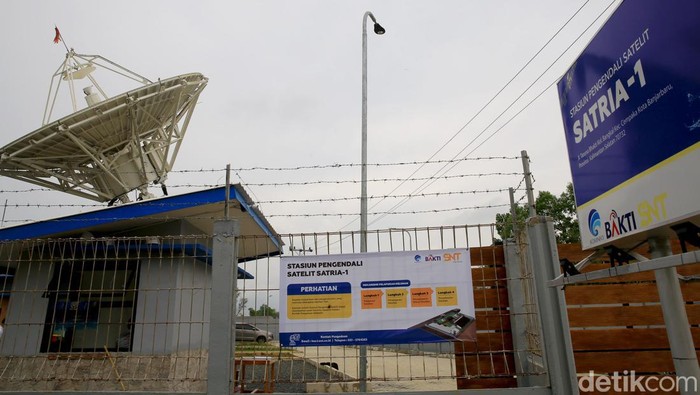 Satelit Republik Indonesia (Satria-1) sudah mencapai orbitnya dan dijadwalkan mulai operasional pada akhir Desember 2023. Inilah potret stasiun pengendali SATRIA-1 yang ada di Bumi.