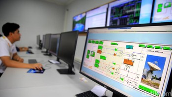 SATRIA-1 ini memiliki 11 stasiun bumi, ata dengan kata lain stasiun bumi kecil. Gunanya adalah sebagai feeder link untuk memancarkan internet ke satelit, lalu akan didistribusikan oleh satelitnya ke titik-titik VSAT (very small aperture terminal-red) layanan di public services atau pusat layanan pemerintah di seluruh Indonesia, khususnya di daerah 3T.