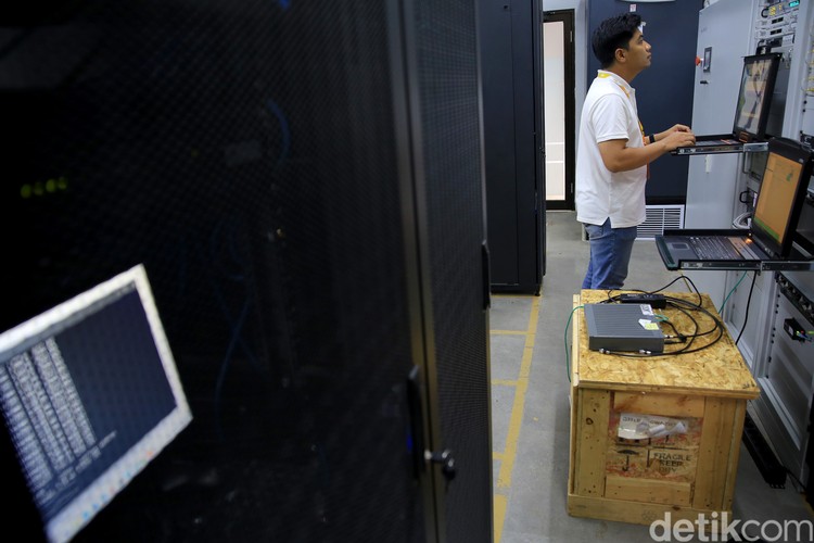 Satelit Republik Indonesia (Satria-1) sudah mencapai orbitnya dan dijadwalkan mulai operasional pada akhir Desember 2023. Inilah potret stasiun pengendali SATRIA-1 yang ada di Bumi.