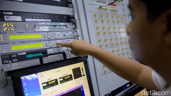 Beginilah kondisi dan ruangan server yang ada di lokasi Stasiun Pengendali Satelit SATRIA-1 di Banjarbaru, Kalimantan Selatan. Dengan adanya bantuan internet dari BAKTI Kominfo, maka pelayanan untuk warga kini menjadi lebih mudah dan terbantu. Layanan digitalisasi ini sudah dirasakan sepenuhnya oleh masyarakat secara keseluruhan. Layanan wifi juga diaktifkan 1 x 24 jam untuk bisa dimanfaatkan oleh warga sekitar.