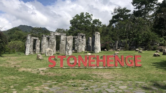 Stonehenge Merapi Jogja