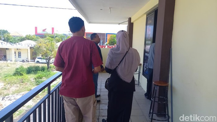 Suami dan guru korban dugaan pelecehan kepsek di Sampang mengadu ke polisi