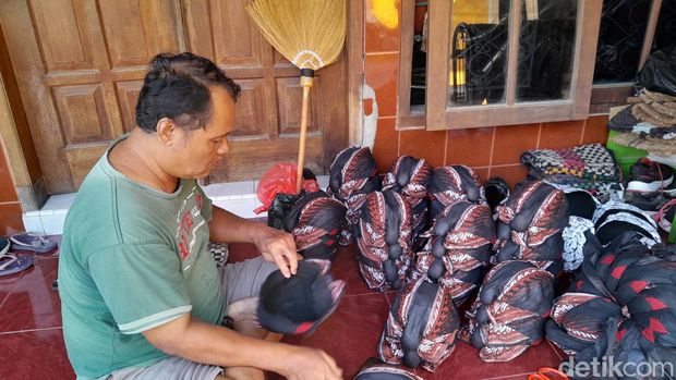 Suasana di sentra kerajinan belangkon Kampung Potrojayan, Kecamatan Serengan, Solo, Senin (11/12/2023).