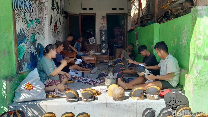 Suasana di sentra kerajinan belangkon Kampung Potrojayan, Kecamatan Serengan, Solo, Senin (11/12/2023).
