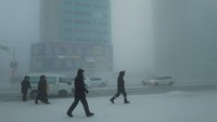 Meski begitu dingin, kota ini malah terlihat menarik bagi wisatawan. Seorang turis bernama Danila sengaja datang ke Yakutsk hanyaa untuk merasakan dinginnya kota tersebut. (REUTERS/ROMAN KUTUKOV)
