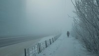 Menurut rekaman drone, kota ini mulai tertutup awan dan kabut yang membekukan. (REUTERS/ROMAN KUTUKOV)