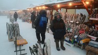 Cuaca ekstrem tak membuat kehidupan kota ini mati. Di pasar Yakutsk, warga dan wisatawan membaur jadi satu. Di sana, ikan-ikan dijual dalam keadaan beku dan dikemas dalam puluhan kota. Tak ada freezer, ikannya sudah benar-benar beku.(REUTERS/ROMAN KUTUKOV)