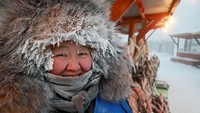 Saking dinginnya kota ini, jaket, janggut hingga bulu mata bisa diselimuti salju dan jadi kaku. (REUTERS/ROMAN KUTUKOV)