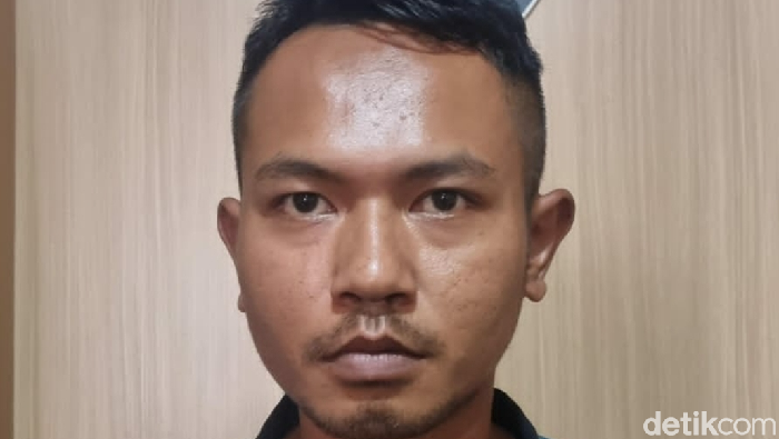Tampang pria inisial AMW (35) tersangka pembunuhan wanita inisial JS di Bekasi. AMW ditangkap Tim Subdit Jatanras Ditreskrimum Polda Metro Jaya pada Sabtu (9/12/2023) dini hari di Tasikmalaya, Jawa Barat.