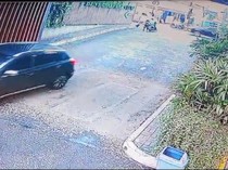 Rekaman CCTV Ojol Nakal Seret Pelajar Saat Jambret Ponsel di Jaksel