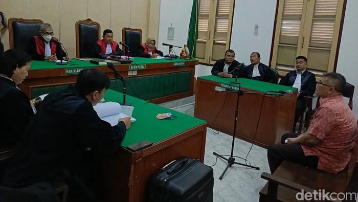 Terdakwa saat menjalani sidang dengan agenda tuntutan di PN Medan. (Foto: Farid Siregar).
